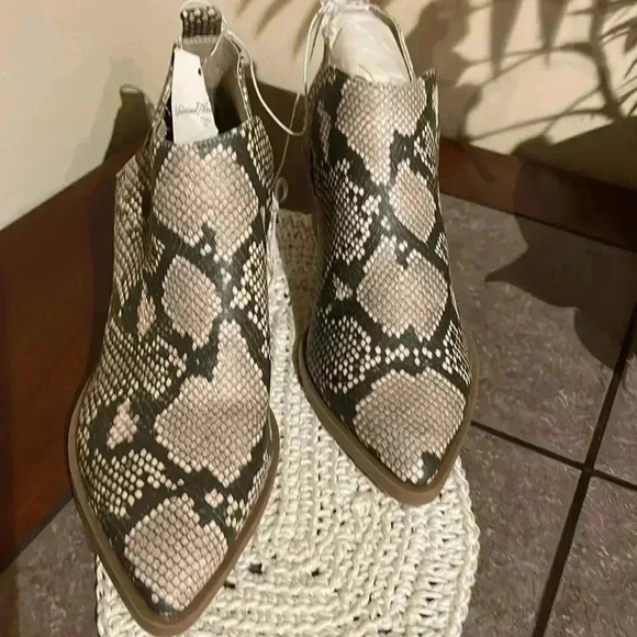 Universal Thread NWT Women’s 8 Snakeskin Faux Leather Ankle Boots - Picture 4 of 9
